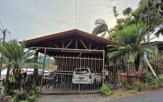 Well-built wooden home with green areas and a nice view – 400052042200