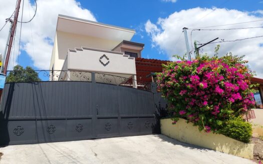 This two-story house is strategically located 11 minutes from Atenas center – 400052042034