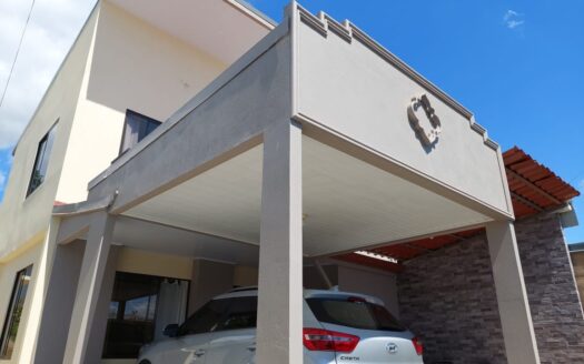 This two-story house is strategically located 11 minutes from Atenas center – 400052042034
