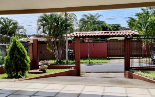 House is located in a very quiet end street just 2km from town – 400052042057