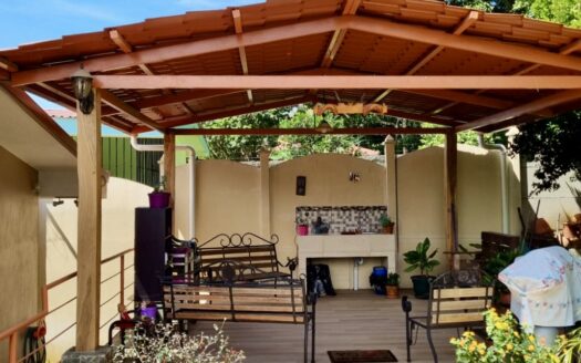 House is located in a very quiet end street just 2km from town – 400052042057