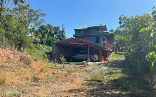 Newer home with unique designs and finishes in Atenas – 40005152813