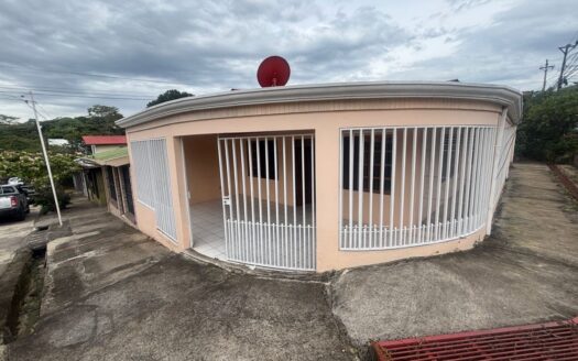 Home with mixed commercial use on a corner lot – 400051521054