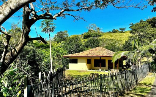 Charming Country-Style Home for Rent in Gated Pica Flora Community – Atenas – 400052042222