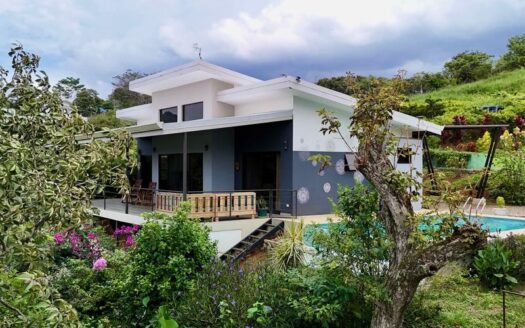 Charming Single-Story Home with Infinity Pool in Atenas – 400051521095