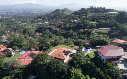 3 home property with 2 independent entries with present income in the most popular community. – 400051521093