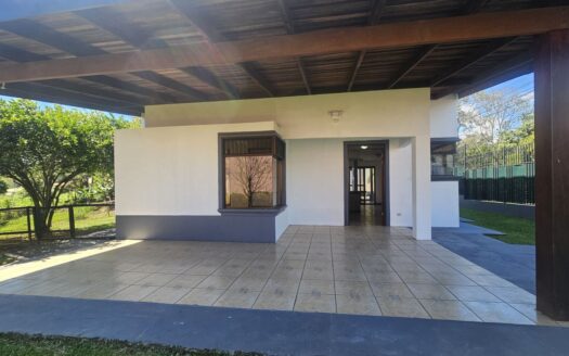 Casa Monte Real 3b/3b in a quiet neighborhood 5 minutes from Central Atenas – 400052010072