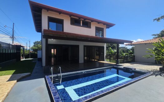 Casa Monte Real 3b/3b in a quiet neighborhood 5 minutes from Central Atenas – 400052010072