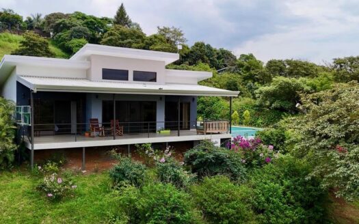 Charming Single-Story Home with Infinity Pool in Atenas – 400051521095