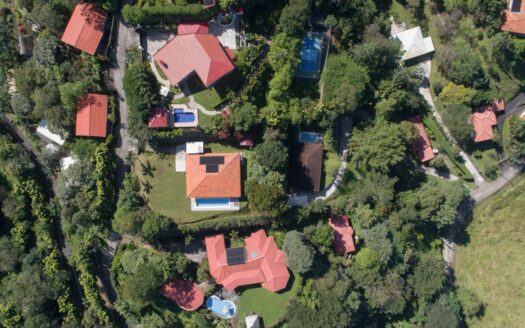 3 home property with 2 independent entries with present income in the most popular community. – 400051521093