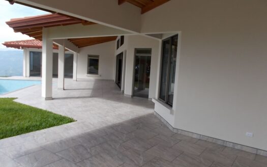 Modern meets traditional finishes Roca Verde home in Atenas – 400051521105