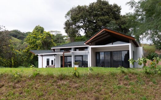 Modern designs in a natural setting in Atenas – 400051521106