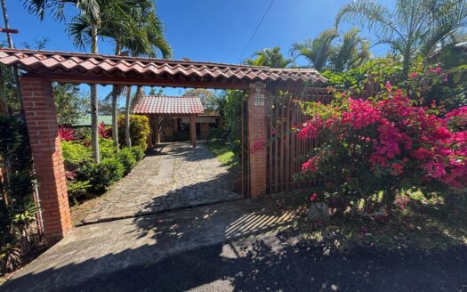 Lovely bungalow-style home just 4 minutes from Atenas Center – 400051521108