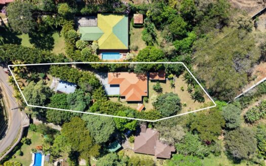 Lovely home and guest home in popular Vista Atenas community – 400051521109