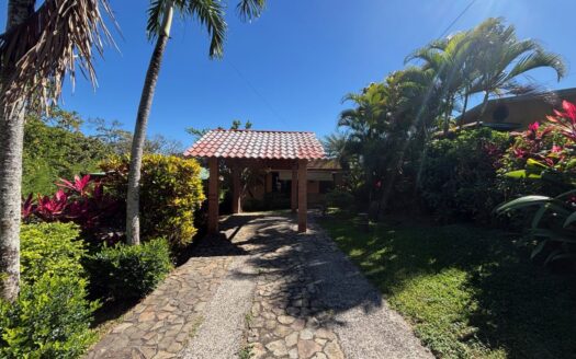 Lovely bungalow-style home just 4 minutes from Atenas Center – 400051521108