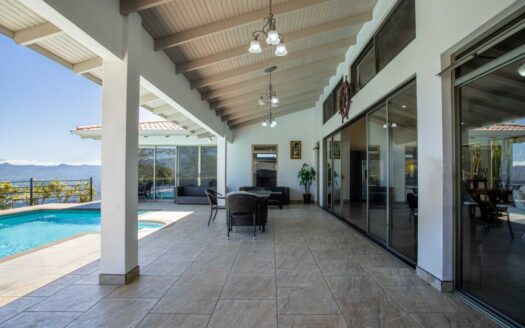 Modern meets traditional finishes Roca Verde home in Atenas – 400051521105