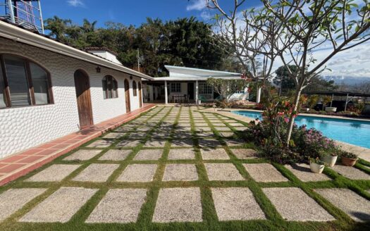 Unique cottage style home walking distance to Atenas Center – 400051521123