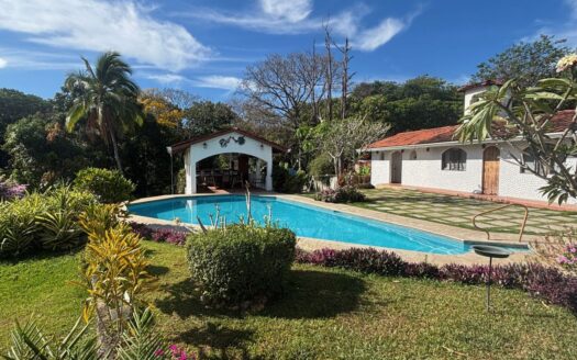 Unique cottage style home walking distance to Atenas Center – 400051521123