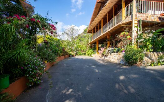 Perfect bed and breakfast, large family home or as a commercial venture. – 40005152397