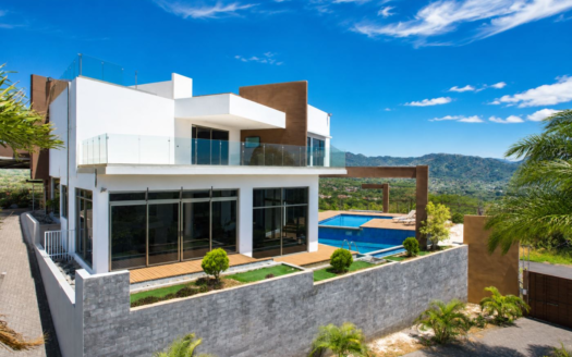 Ultramodern home with amazing 360 degree views in Roca Verde of Atenas – 400052042246