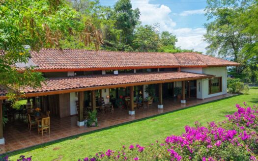 Home and guest home in a beautiful park-like setting with added pool area – 400051521137