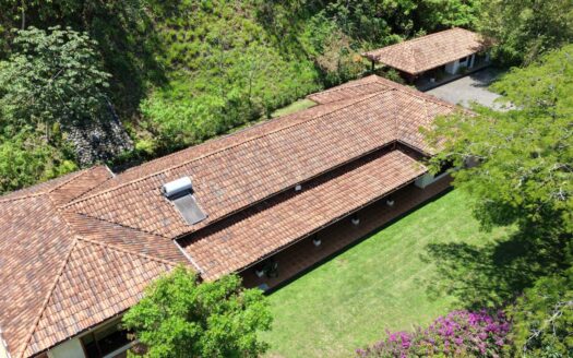 Home and guest home in a beautiful park-like setting with added pool area – 400051521137