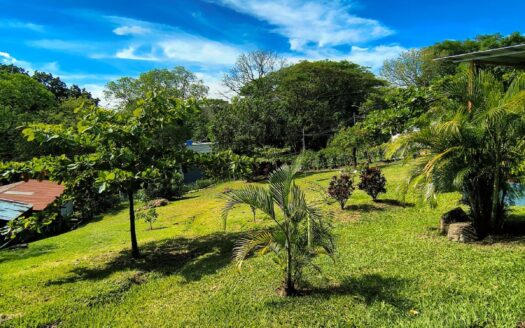 Home and guest home on 1/3 acre ideally located near everything – 400051521142
