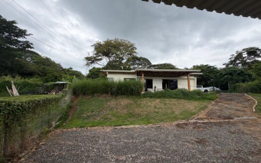 Tastefully finished home in the Atenas countryside – 400051521148