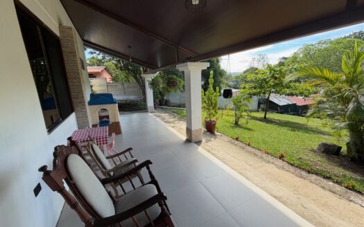 Home and guest home on 1/3 acre ideally located near everything – 400051521142
