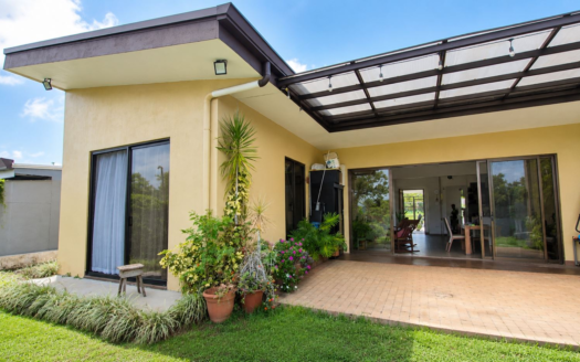 Charming Single-Level Home Near Atenas with Spacious Garden & City Views – 400052042247