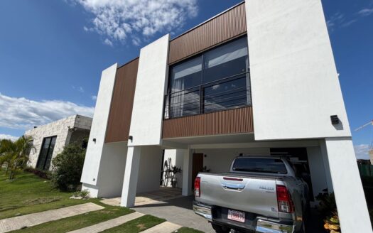 Modern Family Home for Sale in Condominio Residencial Las Mesetas – 400051521162