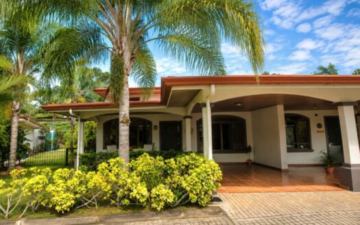 Nicely finished and furnished home and guest home in Atenas gated community – 400051521158
