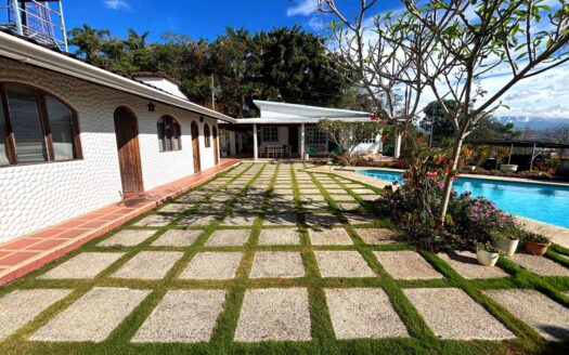 Unique cottage style home walking distance to Atenas Center – 400051521123