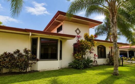 Nicely finished and furnished home and guest home in Atenas gated community – 400051521158