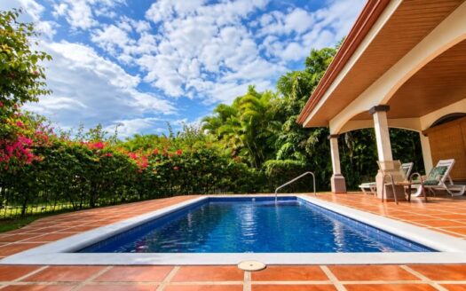 Nicely finished and furnished home and guest home in Atenas gated community – 400051521158