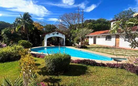 Unique cottage style home walking distance to Atenas Center – 400051521123