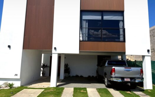 Modern Family Home for Sale in Condominio Residencial Las Mesetas – 400051521162