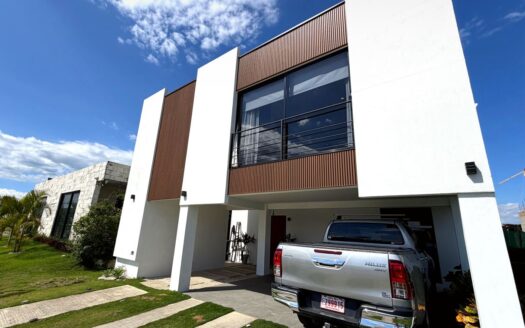 Modern Family Home for Sale in Condominio Residencial Las Mesetas – 400051521162