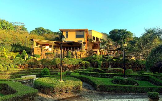 Large manicured property with very unique home in guarded La Guacima community – 400051521051