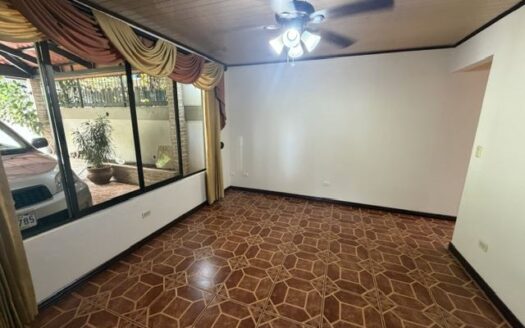 Cozy home located in nice neighborhood close to services – 400051521172