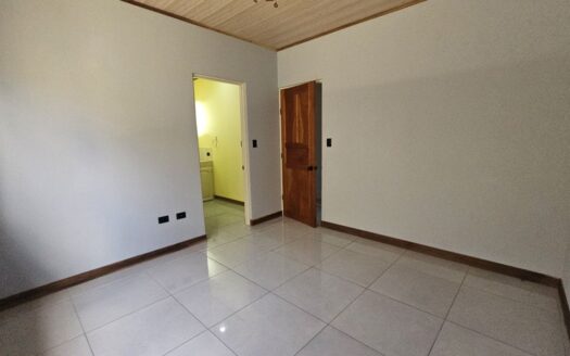 Newly Renovated 3b/2ba plus a 2b casita. Conveniently Located close to Atenas Central – 400052010038