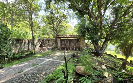 Just 5 minutes from downtown Atenas- hardwood and concrete Home – 400052042212