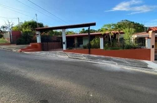 Cozy home 5 minutes from Atenas Center with nice yard – 40005152955