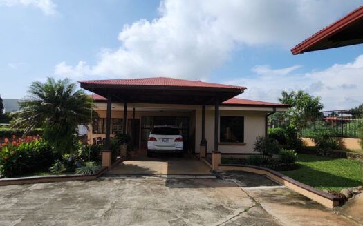 House with 1500 m2 of land, lots of green area and beautiful views. – 400052042159