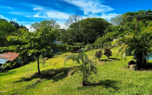 Home and guest home on 1/3 acre ideally located near everything – 400051521142