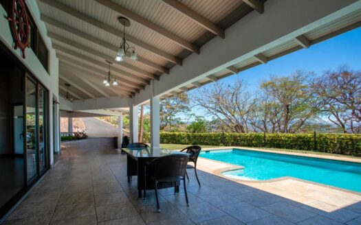 Modern meets traditional finishes Roca Verde home in Atenas – 400051521105