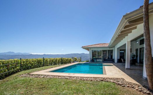 Modern meets traditional finishes Roca Verde home in Atenas – 400051521105