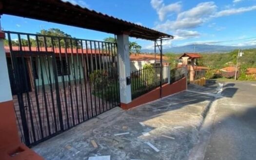Cozy home 5 minutes from Atenas Center with nice yard – 40005152955