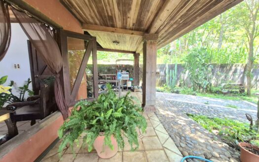 Just 5 minutes from downtown Atenas- hardwood and concrete Home – 400052042212
