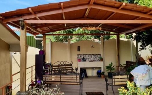 House is located in a very quiet end street just 2km from town – Owner Financing – 400052042057